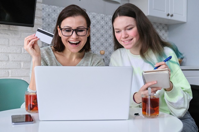 クレジットカードを作るには親の同意が必要？未成年の学生も作れるセゾンカードを紹介