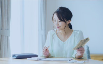 家計の計算をしているイメージ写真