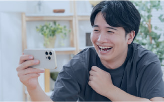 スマートフォンで趣味を楽しんでいる写真