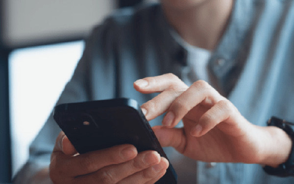 スマートフォンを操作する様子