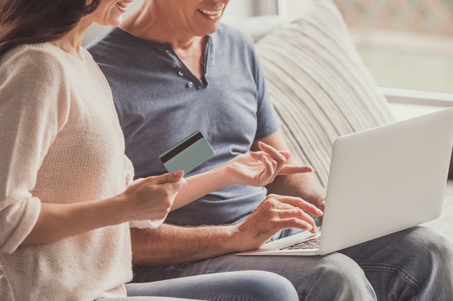 クレジットカードの名義変更をするタイミングとは?変更しないリスクについても解説