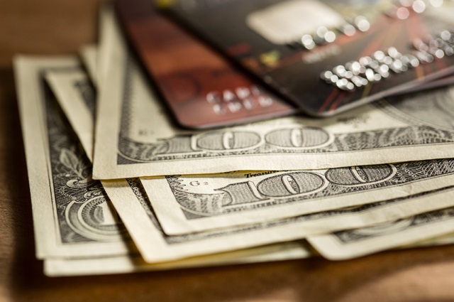 クレジットカードの現金化とは?違法性の有無や利用する4つのリスクなどを解説