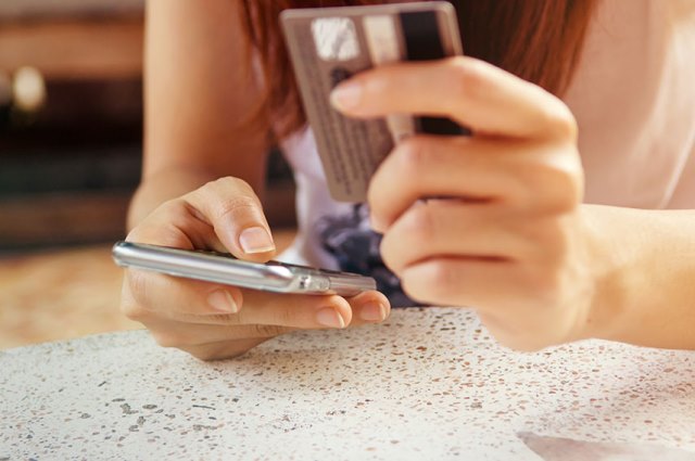 携帯料金はクレジットカードで支払うとお得?カードを利用するメリットと注意点も解説