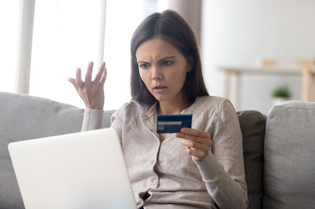 身に覚えのない引き落としを発見したときの対処方法は?補償があるクレジットカードも解説