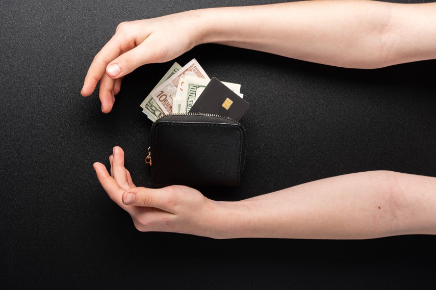 クレジットカード発行に年収は関係ある?審査でのクレジット債務や支払可能見込額も解説