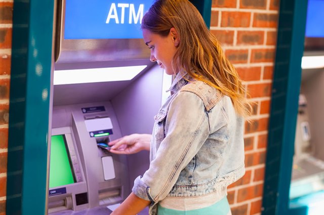 クレジットカードのスキミングには注意!最新の手口や防止対策について徹底解説