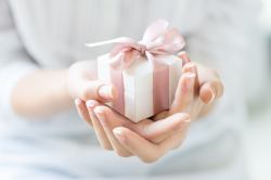 初任給で贈るプレゼントは何がおすすめ 金額の目安や注意点も合わせて紹介 Credictionary 初任給で贈るプレゼントは何がおすすめ 金額の目安や注意点も合わせて紹介 Credictionary
