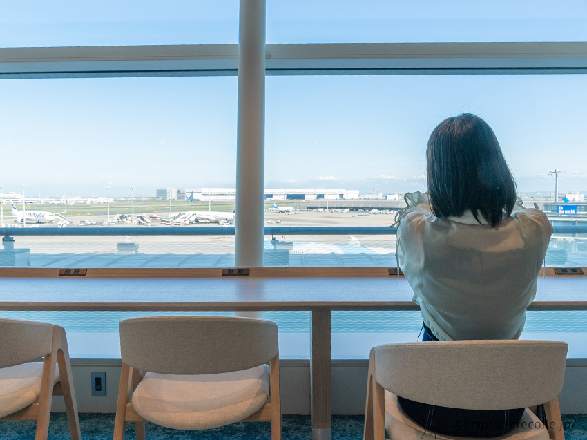 飛行機が出発するまでの時間を過ごすのに便利なのが空港ラウンジ。