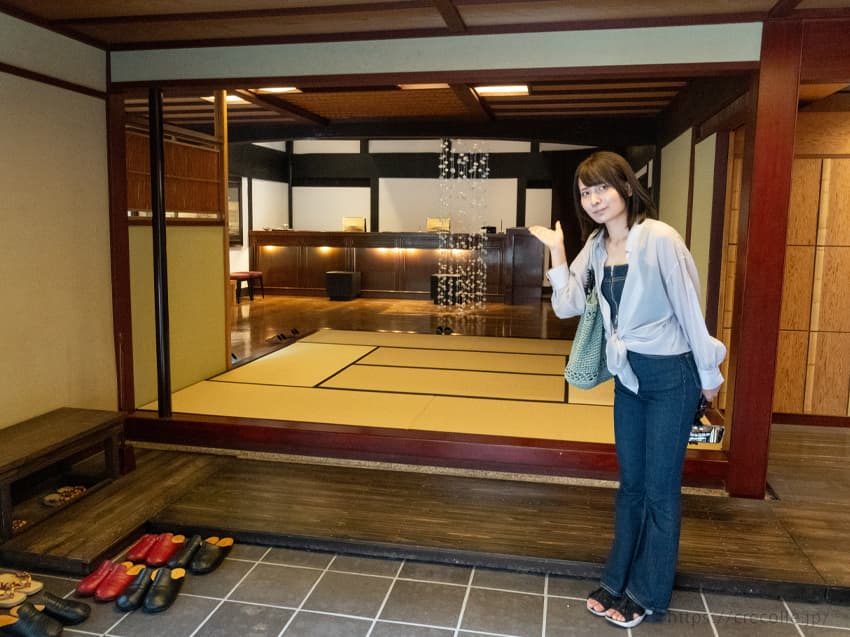 建物に入ったら、まずは靴を脱ぎます