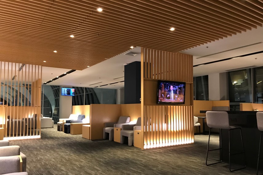 空港ラウンジのサービス内容や利用法を解説！無料の特典が付帯するセゾンカードも紹介