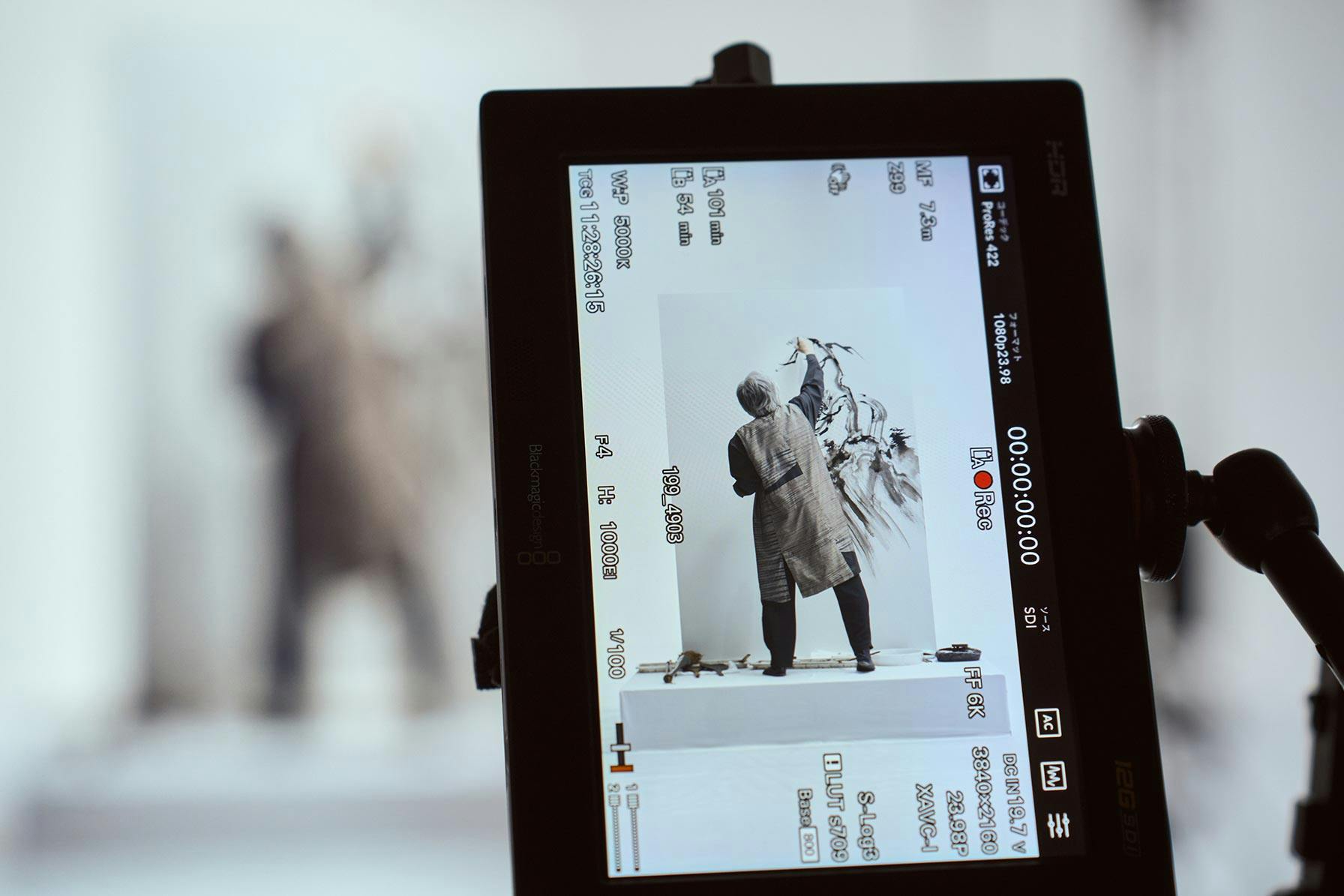 SNS企画では身長より大きな240㎝の作品を制作