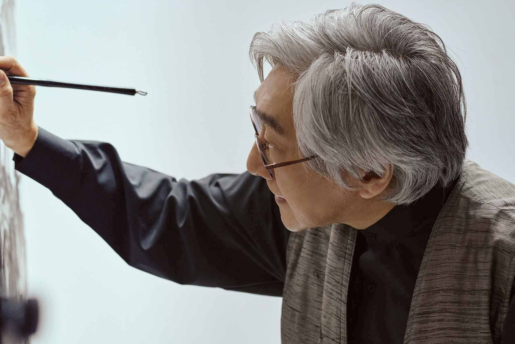 巨大キャンパスに描く小林東雲氏