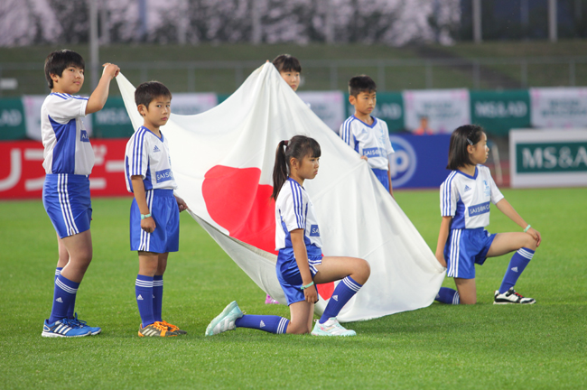 子供たちの晴れ舞台 ナショナルフラッグベアラー なでしこ壮行試合で大役果たした12人 クレジットカードは永久不滅ポイントのセゾンカード