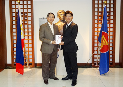 駐日フィリピン共和国大使館 特命全権大使　マヌエル M. ロペス 閣下、株式会社　クレディセゾン　取締役　　水野　克己