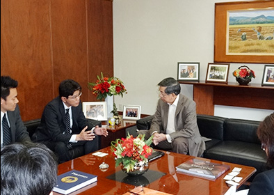 駐日フィリピン共和国大使館での報告の様子